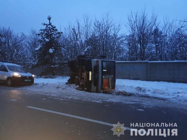 В Киевской области перевернулся автобус с 30 пассажирами, восемь пострадали – полиция