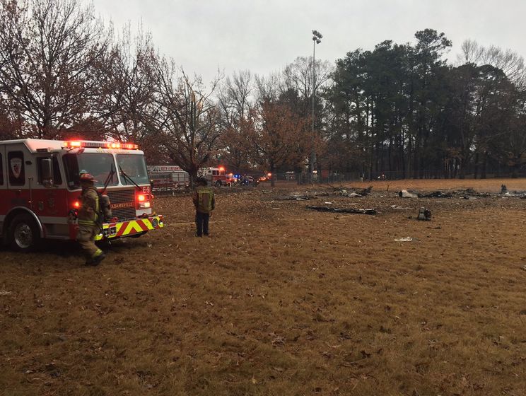 ﻿У США літак упав на футбольне поле, загинуло чотири людини