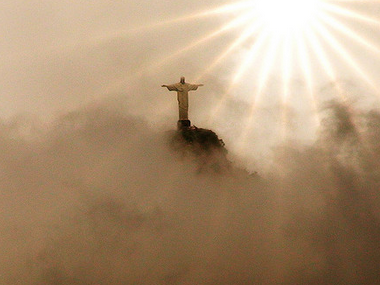 Молния отбила палец статуи Христа Спасителя в Рио-де-Жанейро