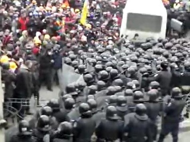 Евромайдановцы направились блокировать здание парламента