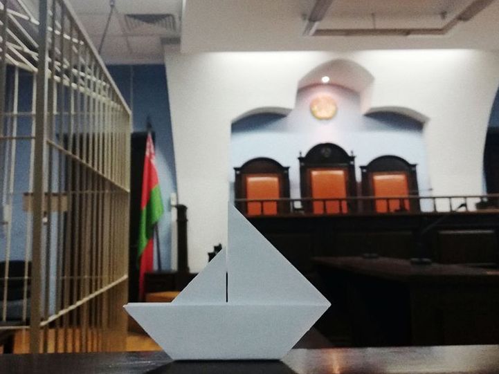 В Минске суд оштрафовал активистов, которые принесли бумажные кораблики к посольству РФ после событий в Керченском проливе