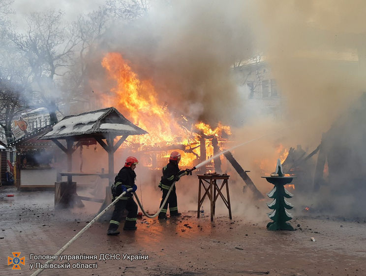 На рождественской ярмарке во Львове загорелся торговый павильон, четверо пострадавших