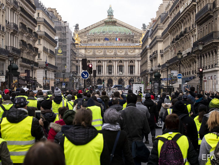 Число жертв протестов "желтых жилетов" во Франции возросло до 10