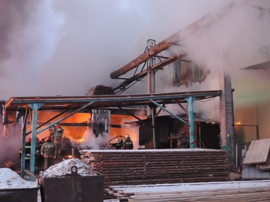 В Киеве горел деревообрабатывающий цех