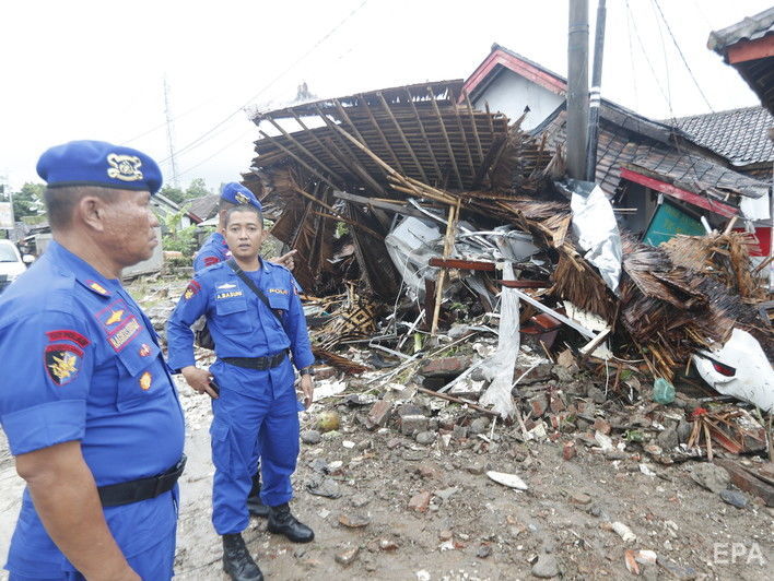 В результате цунами в Индонезии погибли 62 человека