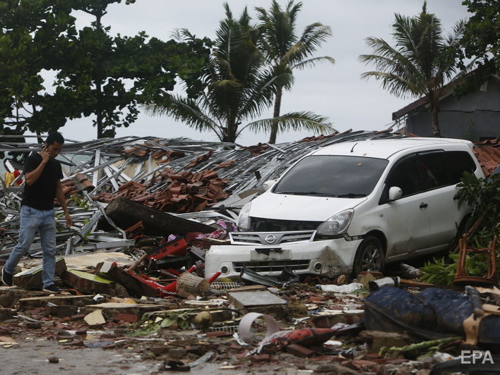 Количество погибших в результате цунами в Индонезии превысило 160