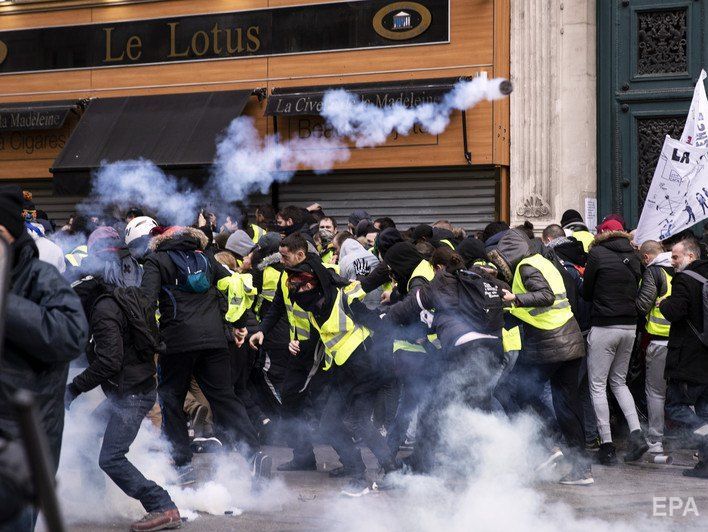 Во Франции задержали более 200 участников манифестаций "желтых жилетов"
