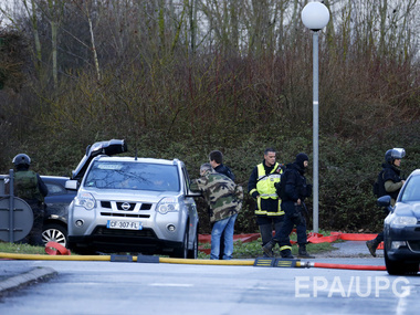 Парижский террорист, захвативший пять человек, потребовал освободить братьев Куаши