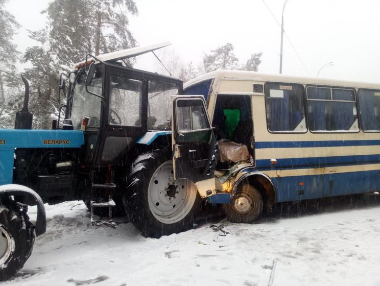 Под Киевом автобус столкнулся с трактором, пострадали семь человек