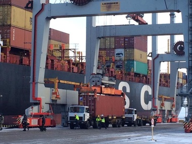 В одесском порту разгрузили канадский корабль с гуманитарной помощью для украинской армии. Фоторепортаж