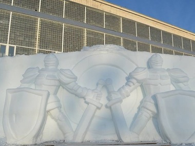 В Киеве создали рекордную 25-метровую снежную скульптуру. Фоторепортаж