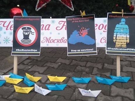 В Болгарии активисты украсили корабликами подаренную Россией елку и потребовали освободить украинских моряков