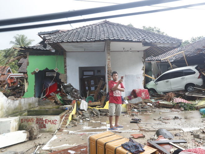 Число жертв цунами в Индонезии возросло до 281