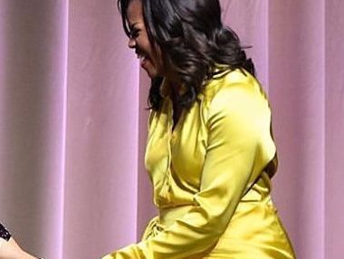 ﻿Мішель Обама вдягла яскраво-жовту сукню і блискучі чоботи