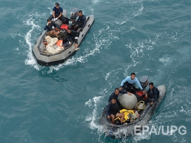 Спасательные судна фиксируют сигналы черных ящиков AirAsia