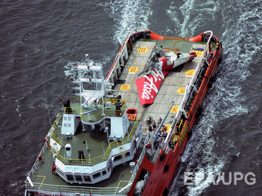 СМИ: Спасатели нашли один черный ящик лайнера AirAsia