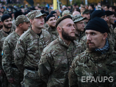 Около 200 бойцов батальона "Донбасс" идут к зданию МВД с требованием отправить их в зону АТО