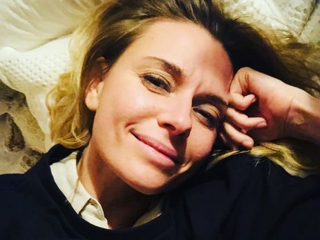 Толкалина показала небритую подмышку