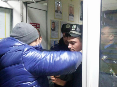 В Святошинском РОВД в Киеве подрались милиционеры и активисты, требующие освободить несовершеннолетнего задержанного