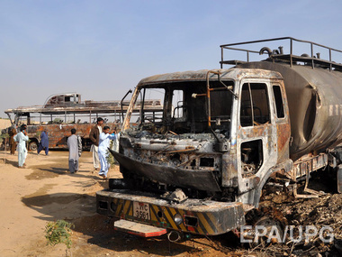 В Пакистане грузовик с химикатами врезался в автобус. Погибли 62 человека