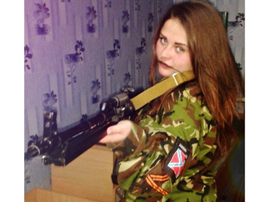 СМИ: В Донецкой области СБУ задержала 19-летнюю снайпершу, которую подозревают в убийстве 10 украинских бойцов