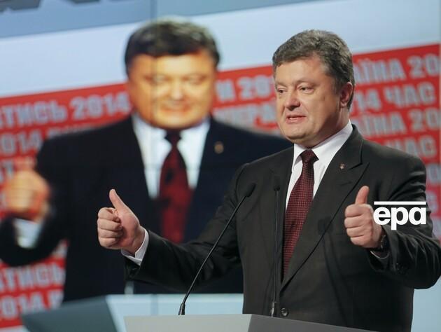 Порошенко первым в Украине получил биометрический загранпаспорт