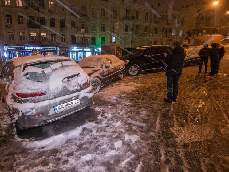 ﻿"Не могли зупинитися". У Києві через ожеледицю зіткнулося п'ять автомобілів