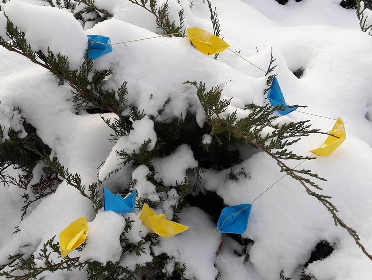 В поддержку украинских военнопленных моряков стартовал флешмоб "Желто-голубой кораблик – на елку"