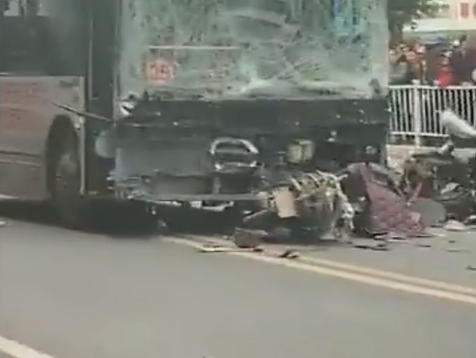 ﻿У Китаї чоловік викрав автобус і наїхав на пішоходів, п'ятеро людей загинули, 21 дістала поранення