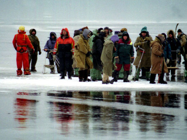 В Днепропетровской области спасатели сняли со льдины 50 рыбаков