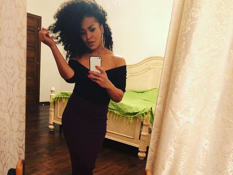 Гайтана перед камерой попыталась побрить мужа