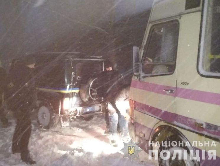 ﻿За добу в Україні поліцейські допомогли звільнити із заметів понад 300 автомобілів – Нацполіція