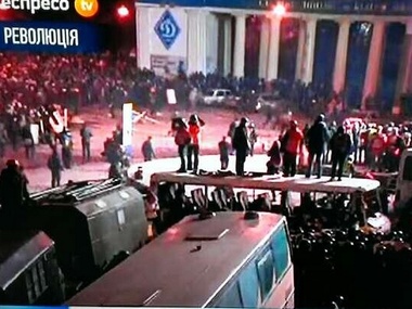 На Грушевского в силовиков бросают "коктейли Молотова"
