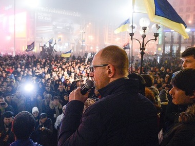 Яценюк уговаривает протестующих уйти с Грушевского