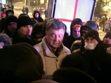 Порошенко призывает активистов на Грушевского прекратить штурм