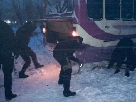 ﻿Снігопади призвели до заторів на автошляхах центральної України. Фоторепортаж