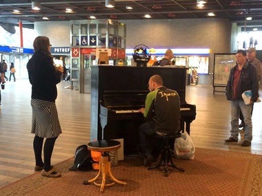 На вокзалах и в аэропортах Праги, Парижа, Лондона и Венеции можно сыграть на фортепиано. Фоторепортаж