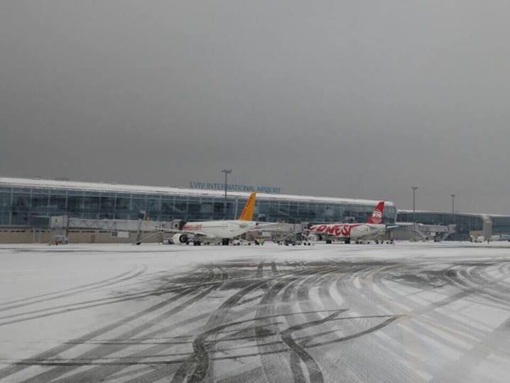 ﻿Через негоду у львівському аеропорту скасували деякі рейси