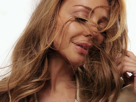 Тина Кароль надела жакет на голое тело