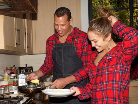 Лопес с мамой, детьми и бойфрендом в Рождество устроила пижамную вечеринку