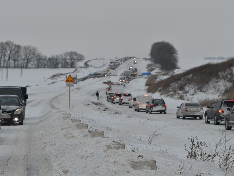 ﻿У Полтавській області через снігопади застрягло в заторах приблизно 800 автомобілів