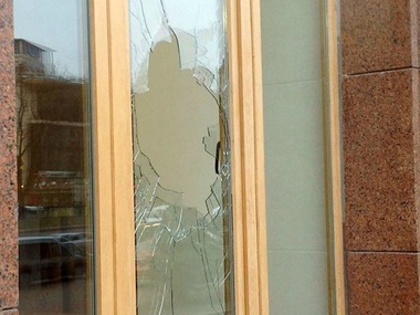 В КГГА сообщили, что утром пьяный боец "Айдара" разбил восемь окон в здании администрации