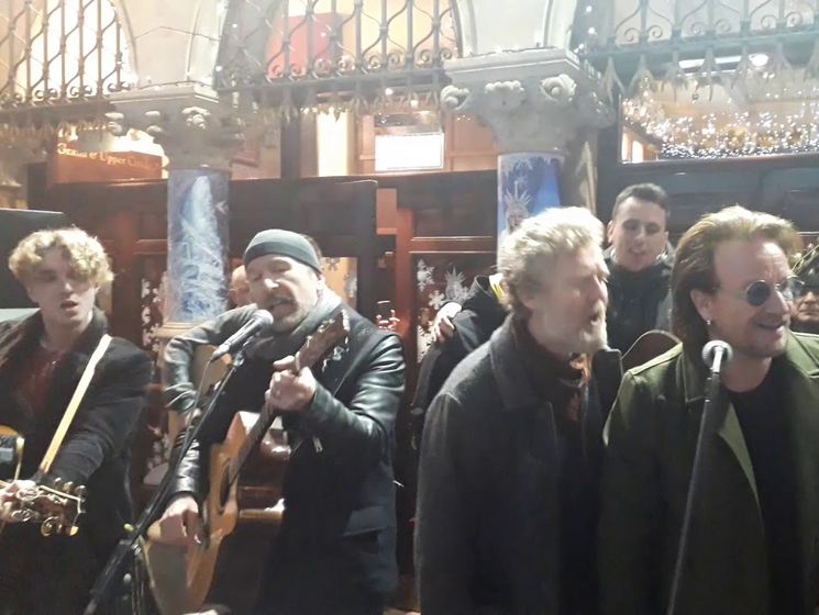 U2 спели на улице Дублина для бездомных. Видео