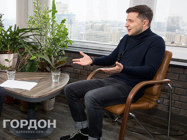 Зеленский: Ждем мы не полчаса, а полтора – возвращаются Янукович и Медведев в халатах. И в халатах садятся за стол!