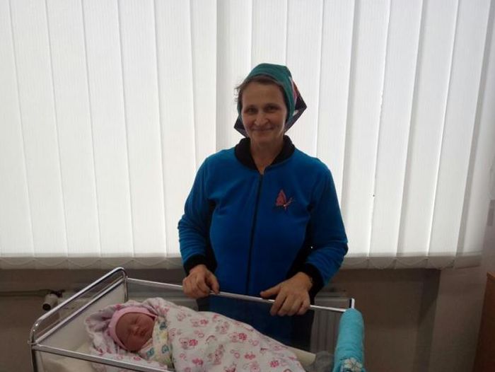﻿У Рівненській області 46-річна багатодітна мати народила 18-й раз