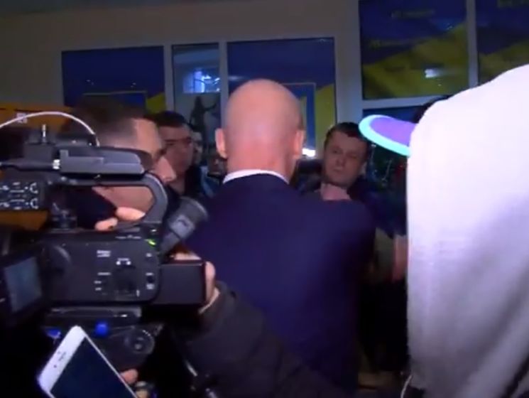 Труханов відштовхнув журналіста, який хотів поставити йому запитання після судового засідання