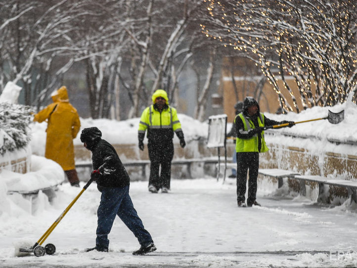 ﻿У США через сніговий шторм загинуло дві людини, скасовано сотні авіарейсів