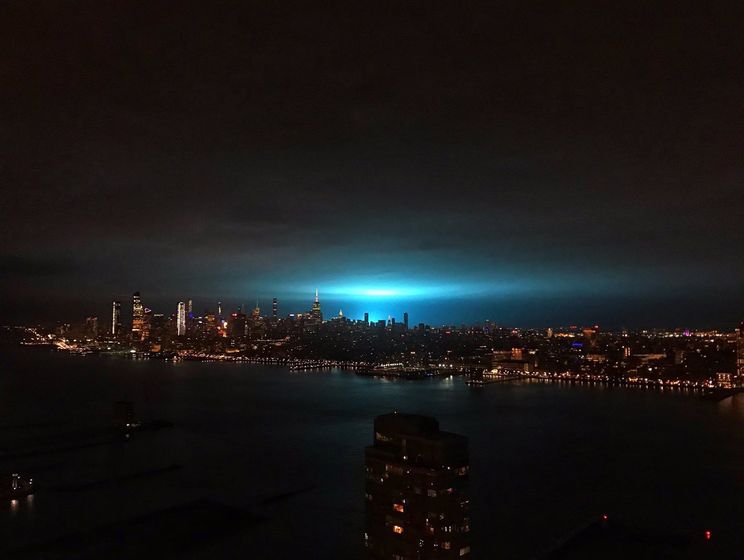 Небо над Нью-Йорком стало ярко-голубым после взрыва трансформатора