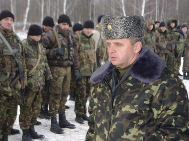 Начальник Генштаба Муженко пошел командовать не армией, а ротами и батареями, заявил журналист Бутусов