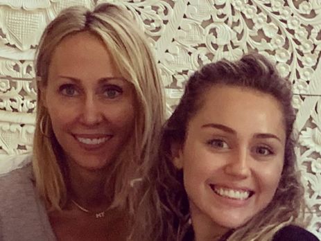 Мама Майли Сайрус обнародовала фото со свадьбы дочери